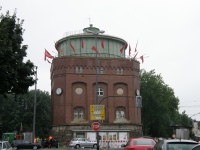Wasserturm mit roten Fahnen, eigenes Bild (c)