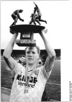 Matthias Sammer beim Pokalfinale 1990 DDR: 1. FC Dynamo Dresden - PSV Schwerin 2:1, Bild von Bernd Settnik, Deutsches Bundesarchiv, Lizenz: cc-by-sa 3.0
