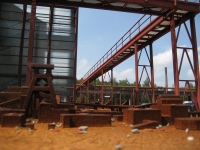 vorne Modell der Zeche Zollverein, hinten eine der Mannschaftsbrücken